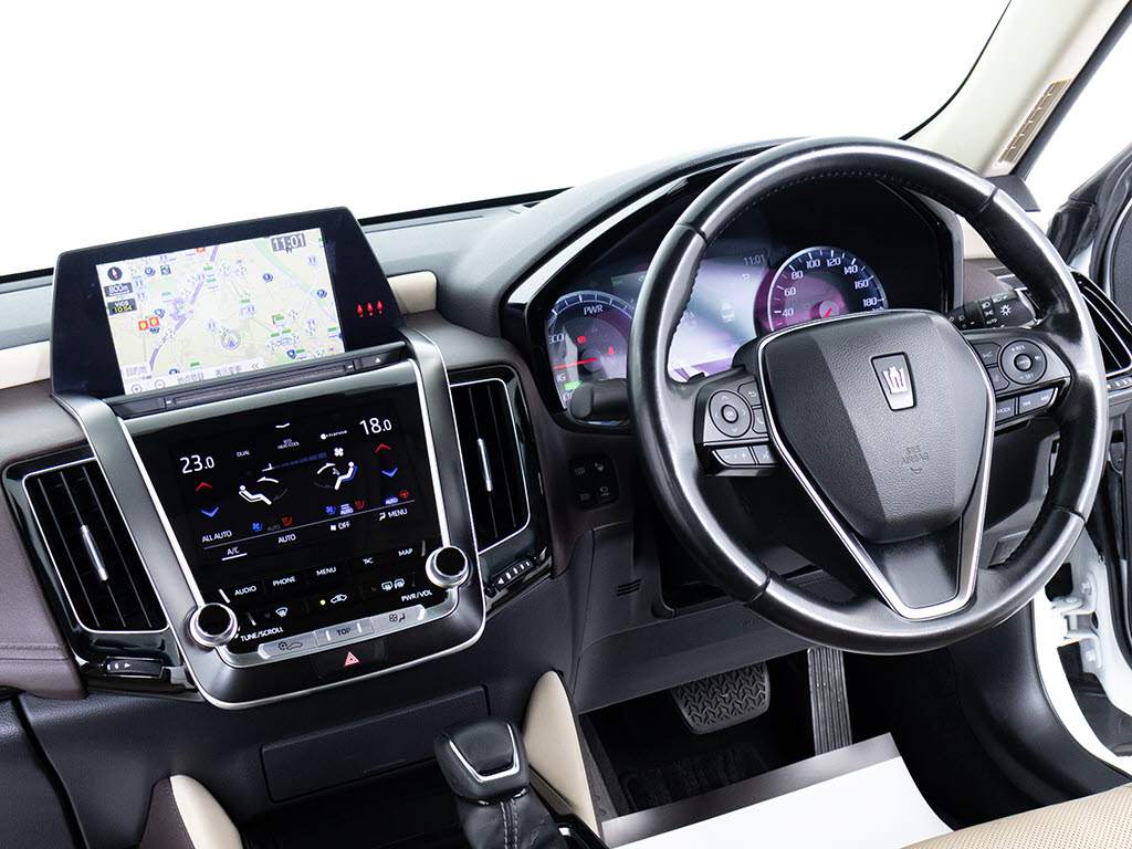 使いやすさや安全性を追求したステアリング
周り！高級車ゆえにスイッチ類が多いのも特
徴ですね！考え尽くされた配置ですぐに使い
こなす事が出来ますのでご安心下さい！是非
、体感してみて下さい！！