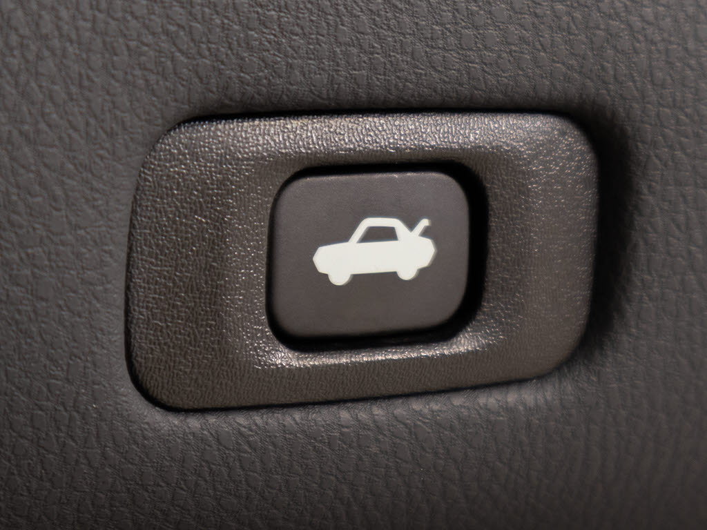 ボタン一つでトランクオープンが可能！車内
から操作できる為、非常に便利な装備の一つ
となります！