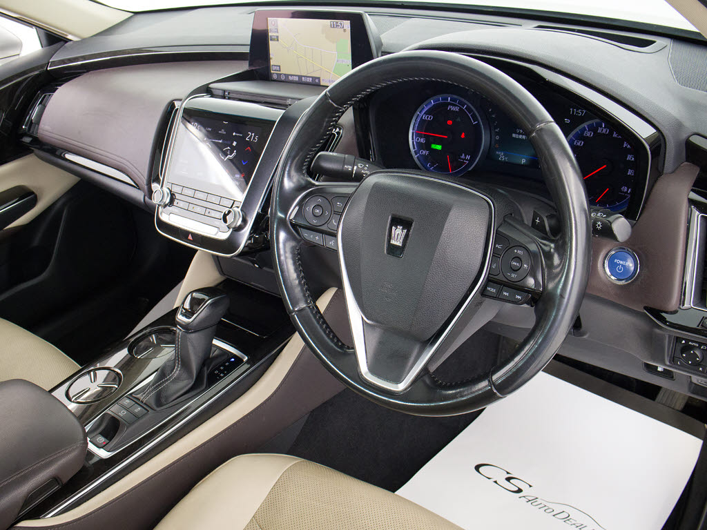 使いやすさや安全性を追求したステアリング
周り！高級車ゆえにスイッチ類が多いのも特
徴ですね！考え尽くされた配置ですぐに使い
こなす事が出来ますのでご安心下さい！是非
、体感してみて下さい！！