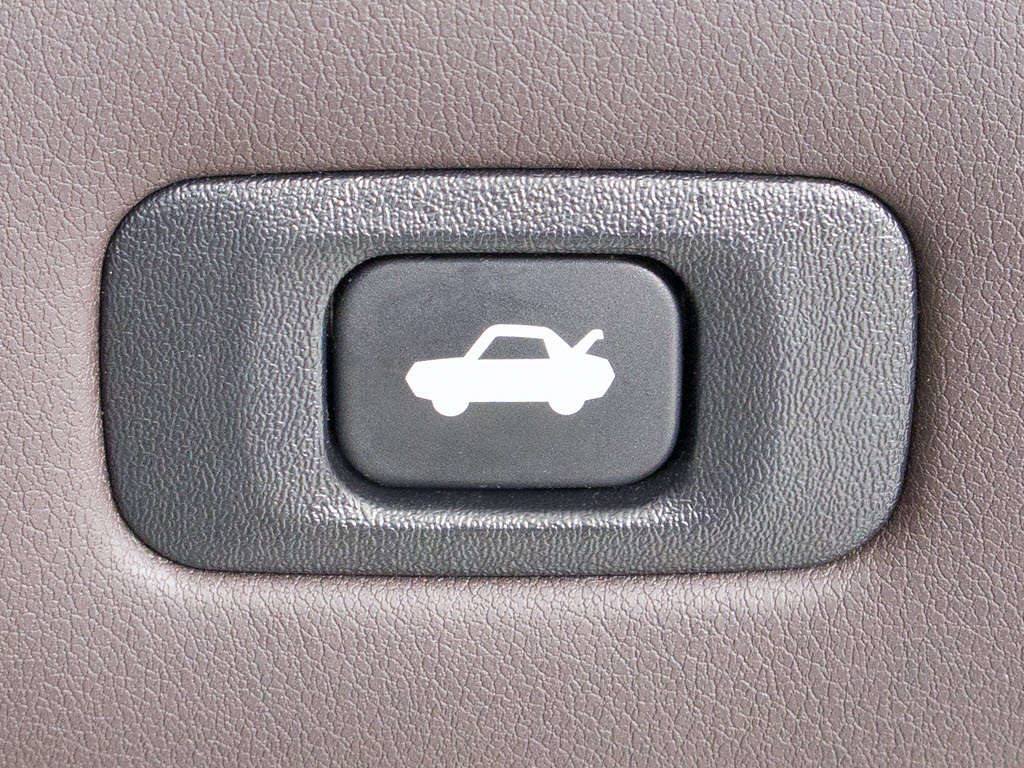 ボタン一つでトランクオープンが可能！車内
から操作できる為、非常に便利な装備の一つ
となります！