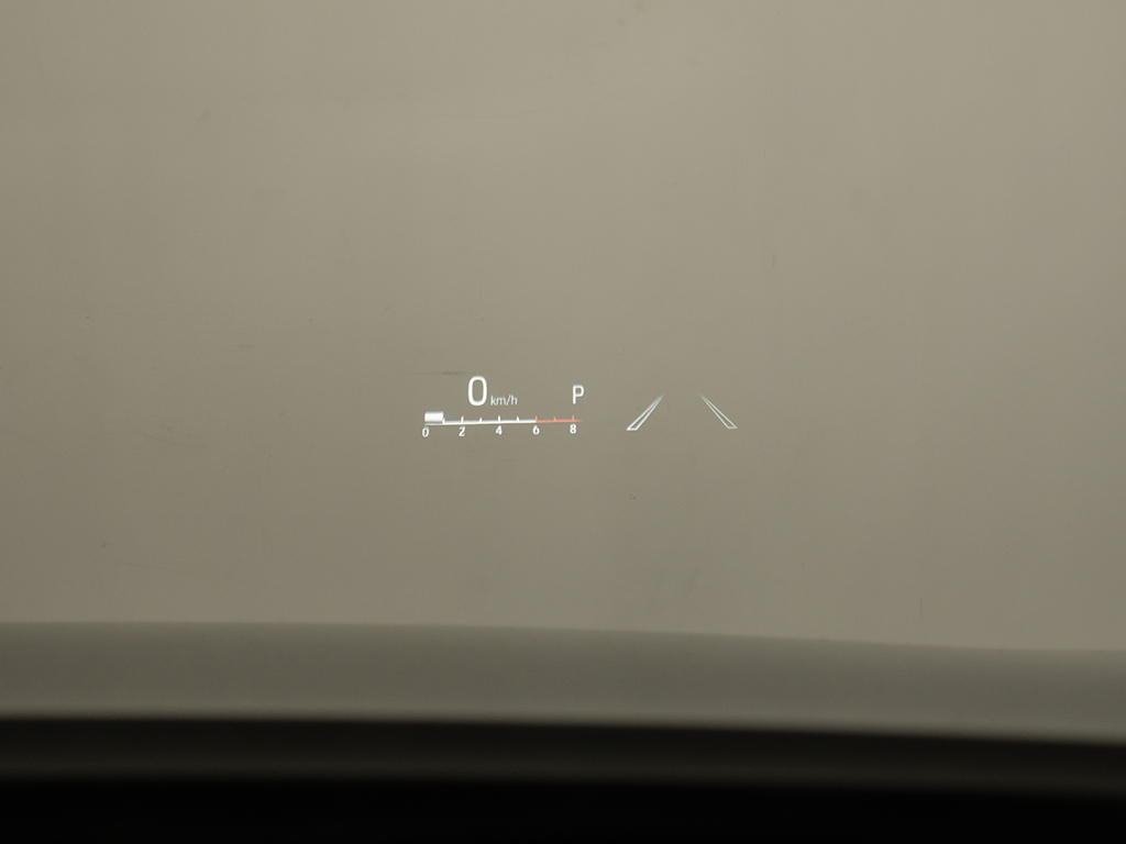 ヘッドアップディスプレイ(HUD)付！、フロ
ントウインドウガラスに運転支援システムの
作動状況や走行に関するさまざまな情報を表
示することができます。