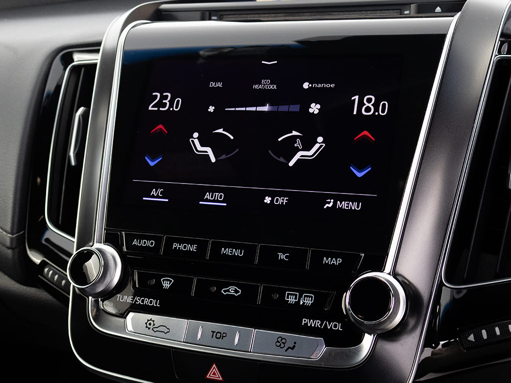 使いやすさや安全性を追求したステアリング
周り！高級車ゆえにスイッチ類が多いのも特
徴ですね！考え尽くされた配置ですぐに使い
こなす事が出来ますのでご安心下さい！是非
、体感してみて下さい！！