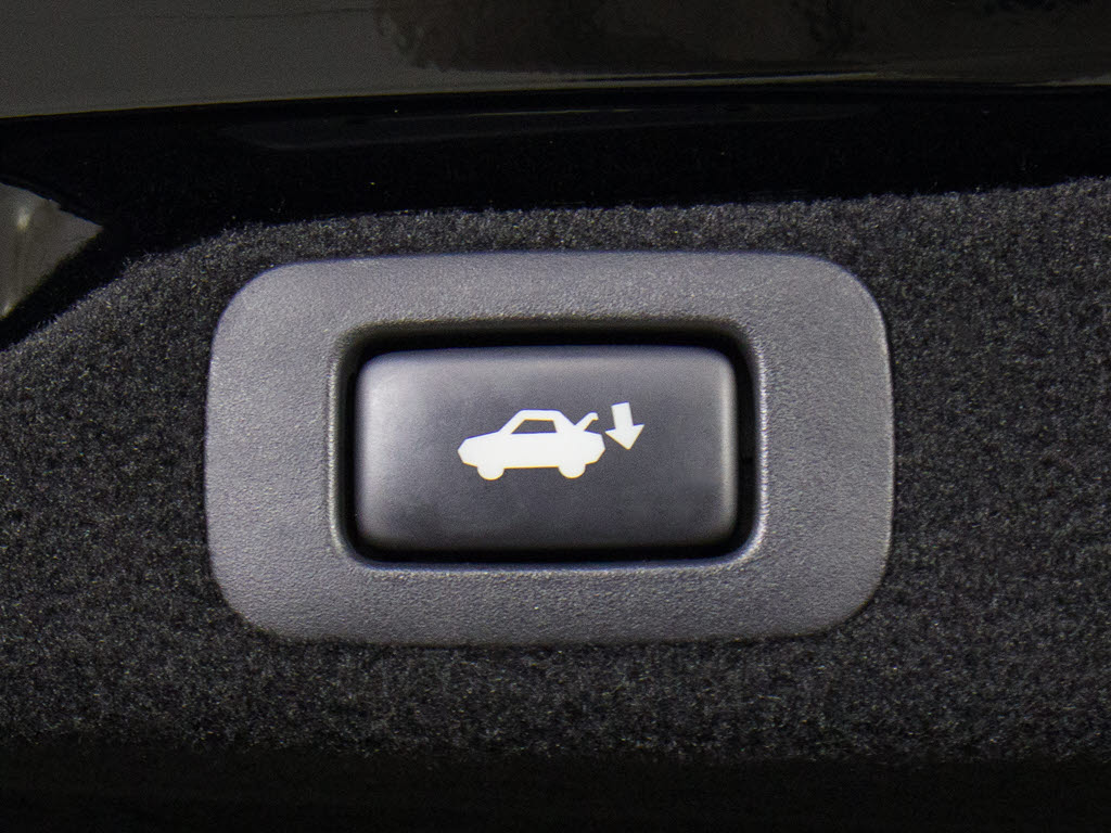 スイッチ操作でトランクリッドの自動開閉が
行えます。電子キー本体のワイヤレス機能や
運転席のスイッチからでもオープン操作が可
能です！高級車ならではの快適装備です！！