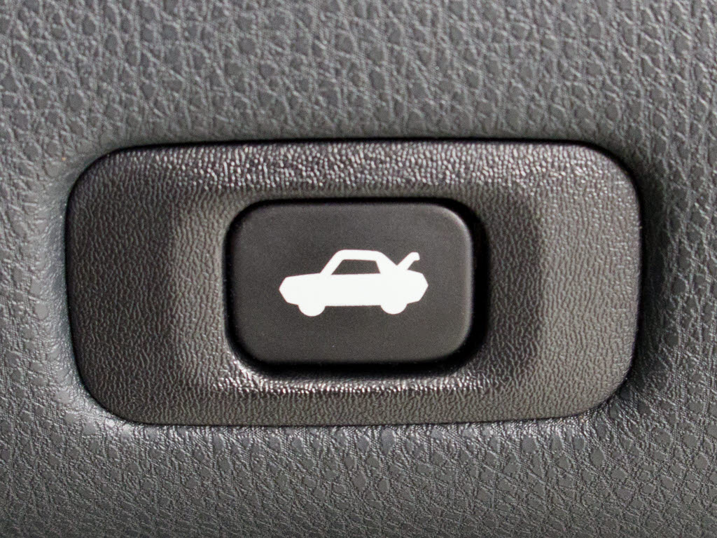 ボタン一つでトランクオープンが可能！車内
から操作できる為、非常に便利な装備の一つ
となります！