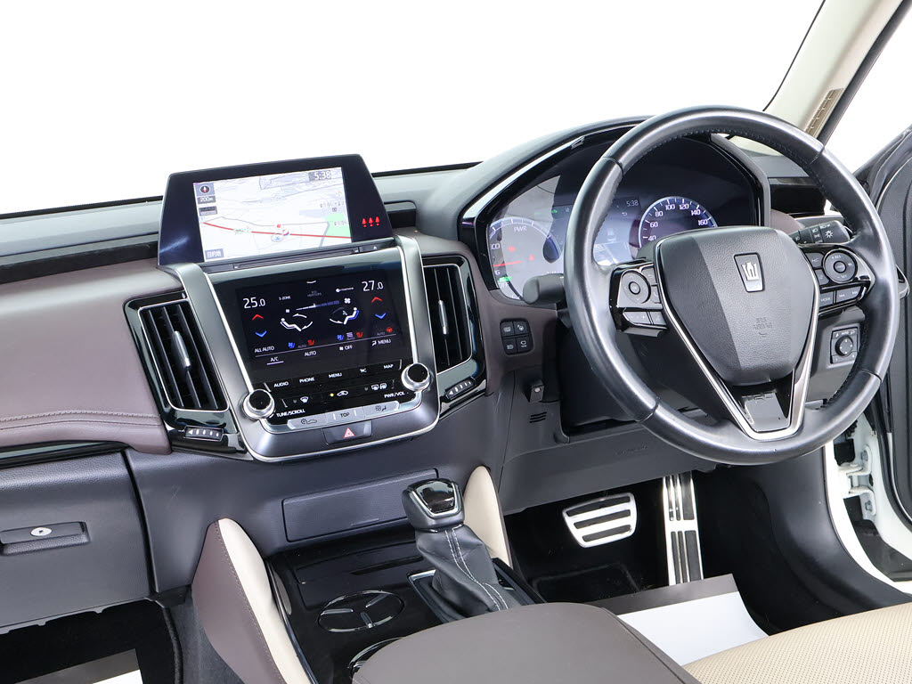 使いやすさや安全性を追求したステアリング
周り！高級車ゆえにスイッチ類が多いのも特
徴ですね！考え尽くされた配置ですぐに使い
こなす事が出来ますのでご安心下さい！是非
、体感してみて下さい！！