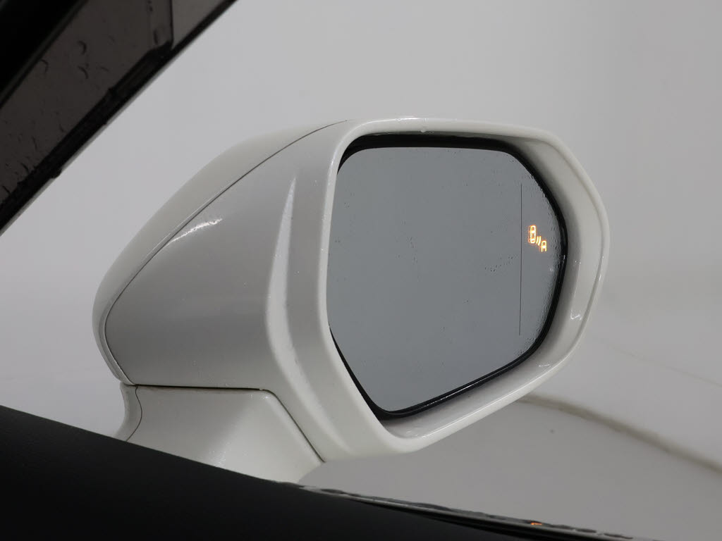 ＢＳＭ（ブラインドスポットモニタ）！隣の
車線を走る車両をレーダーで検知し、ドアミ
ラーでは確認しにくい後側方エリアに存在す
る車両に加えて、急接近してくる車両も検知
します。