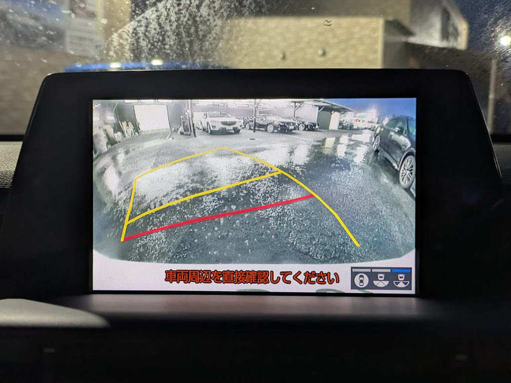 カラーバックカメラが付いています！バック
にギアを入れると、後方視界が自動的にマル
チ画面に映し出されます！夜も明るく見えま
すので、すごく便利！！一度使うとカメラ無
しには乗りたくない程！