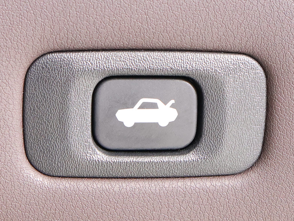 ボタン一つでトランクオープンが可能！車内
から操作できる為、非常に便利な装備の一つ
となります！