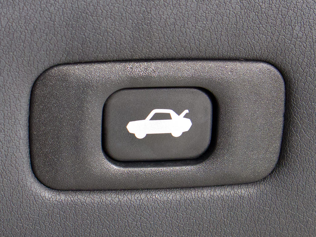 ボタン一つでトランクオープンが可能！車内
から操作できる為、非常に便利な装備の一つ
となります！