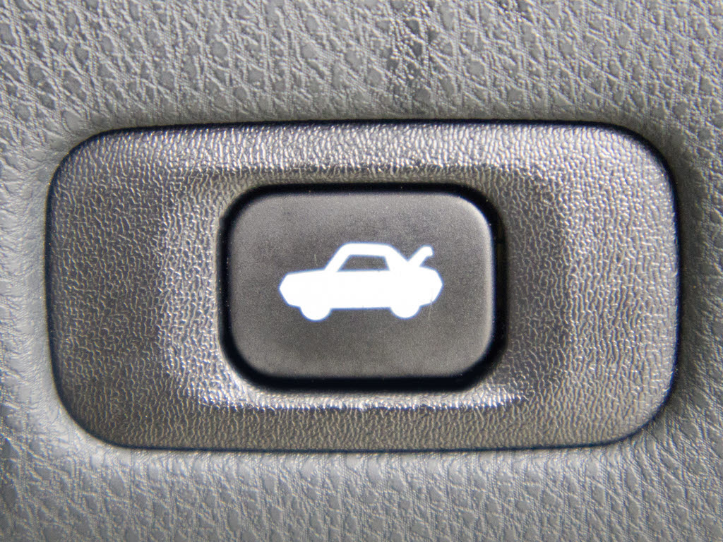 ボタン一つでトランクオープンが可能！車内
から操作できる為、非常に便利な装備の一つ
となります！