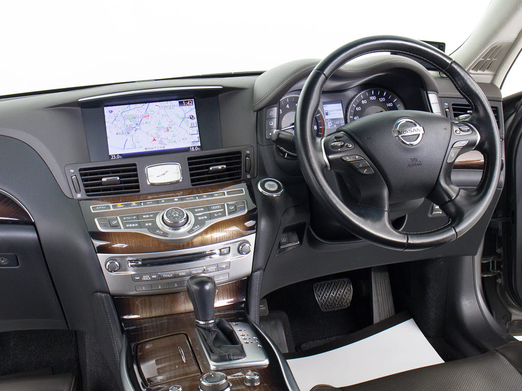 ★使いやすさや安全性を追求したステアリン
グ周り！高級車ゆえにスイッチ類が多いのも
特徴ですね！考え尽くされた配置ですぐに使
いこなす事が出来ますのでご安心下さい！是
非、体感してみて下さい！！