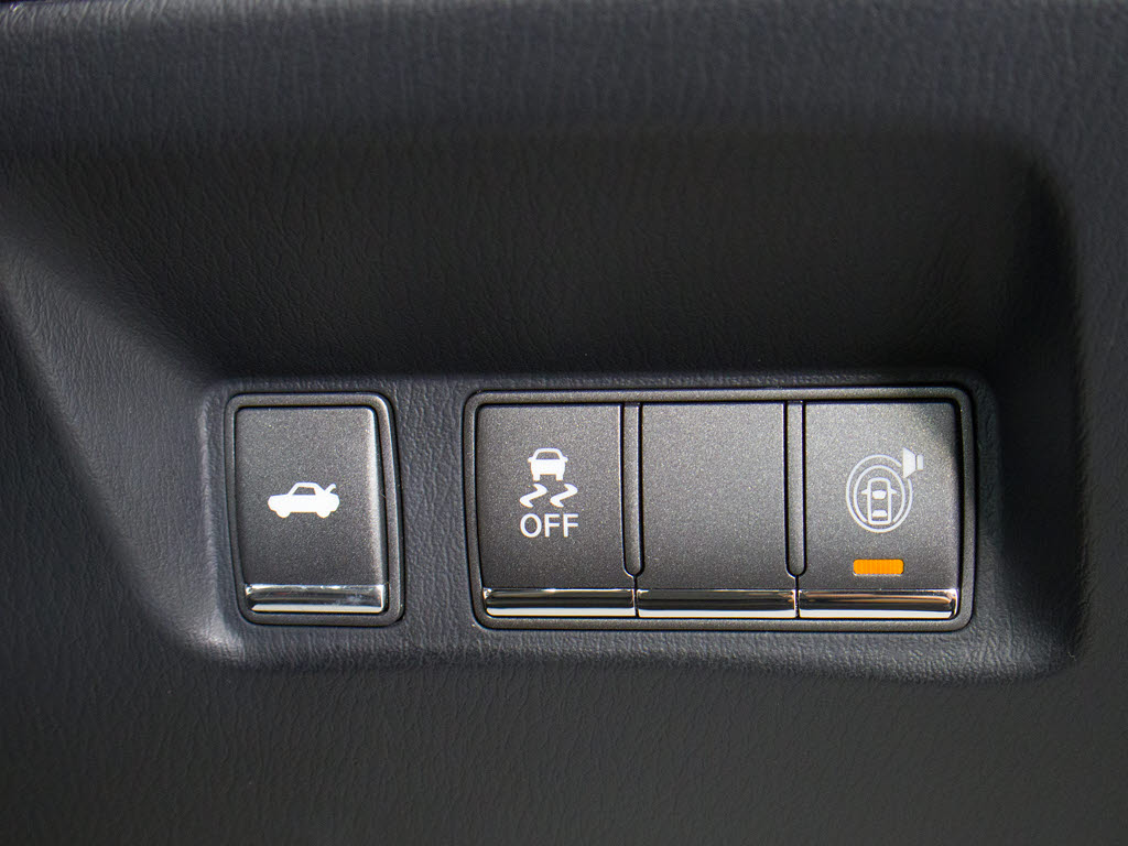 ★使いやすさや安全性を追求したステアリン
グ周り！高級車ゆえにスイッチ類が多いのも
特徴ですね！考え尽くされた配置ですぐに使
いこなす事が出来ますのでご安心下さい！是
非、体感してみて下さい！！