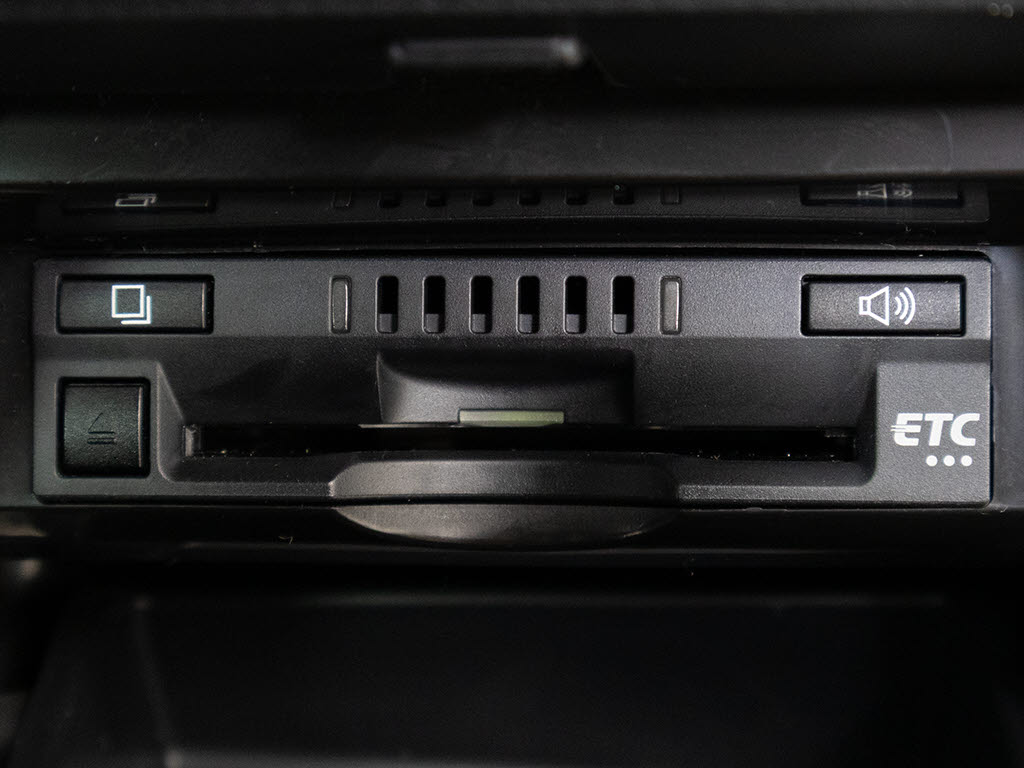 コンソール内一体型のビルトインＥＴＣ装備
！見た目の部分も良いですが、ＥＴＣカード
の盗難防止になる設置箇所です！料金所の渋
滞回避！時間帯・日によって料金の軽減を受
けられます！ストレス知らずのドライブ！