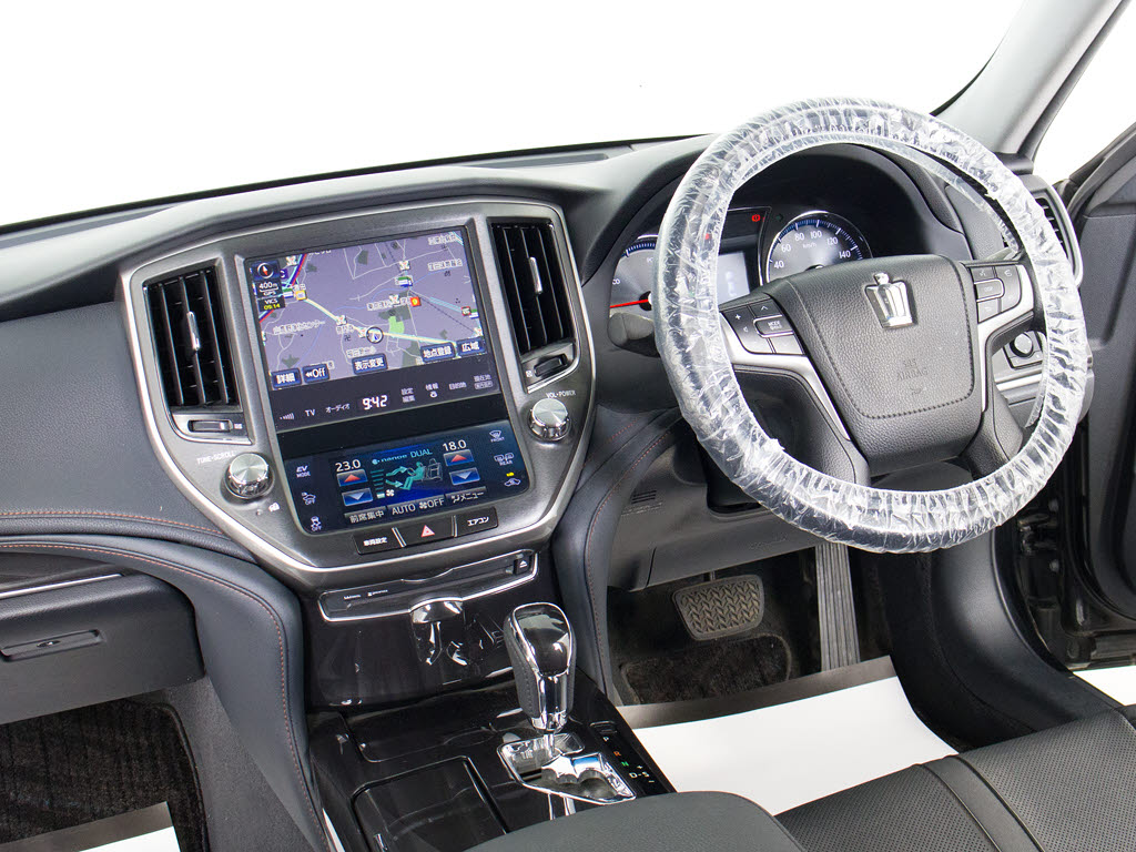 使いやすさや安全性を追求したステアリング
周り！高級車ゆえにスイッチ類が多いのも特
徴ですね！考え尽くされた配置ですぐに使い
こなす事が出来ますのでご安心下さい！是非
、体感してみて下さい！！