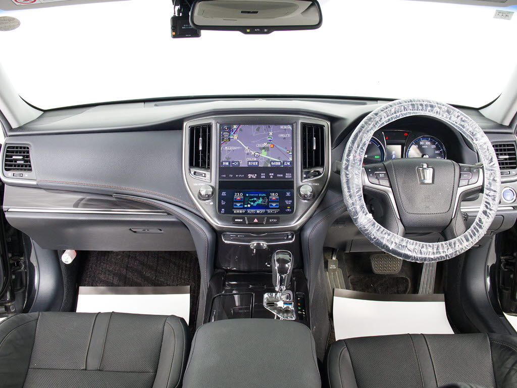使いやすさや安全性を追求したステアリング
周り！高級車ゆえにスイッチ類が多いのも特
徴ですね！考え尽くされた配置ですぐに使い
こなす事が出来ますのでご安心下さい！是非
、体感してみて下さい！！