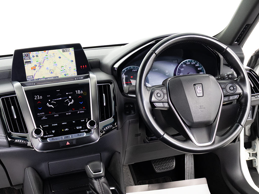 使いやすさや安全性を追求したステアリング
周り！高級車ゆえにスイッチ類が多いのも特
徴ですね！考え尽くされた配置ですぐに使い
こなす事が出来ますのでご安心下さい！是非
、体感してみて下さい！！