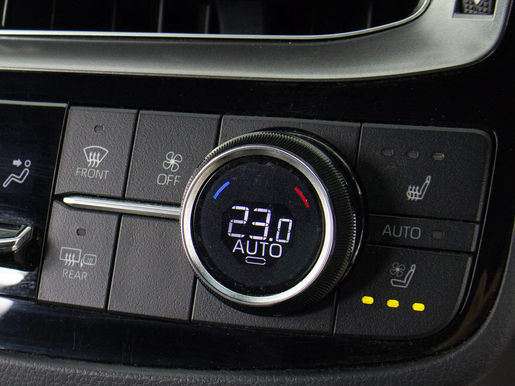 快適エアシート＆シートヒーターを装備して
います！高級車ならではの装備です！シート
が暖まる機能！シートから冷風が出る機能！
どちらも付いています！！寒い冬も、暑い夏
も快適にご乗車頂けます！！