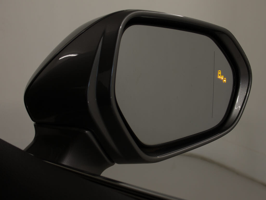 ＢＳＭ（ブラインドスポットモニタ）！隣の
車線を走る車両をレーダーで検知し、ドアミ
ラーでは確認しにくい後側方エリアに存在す
る車両に加えて、急接近してくる車両も検知
します。