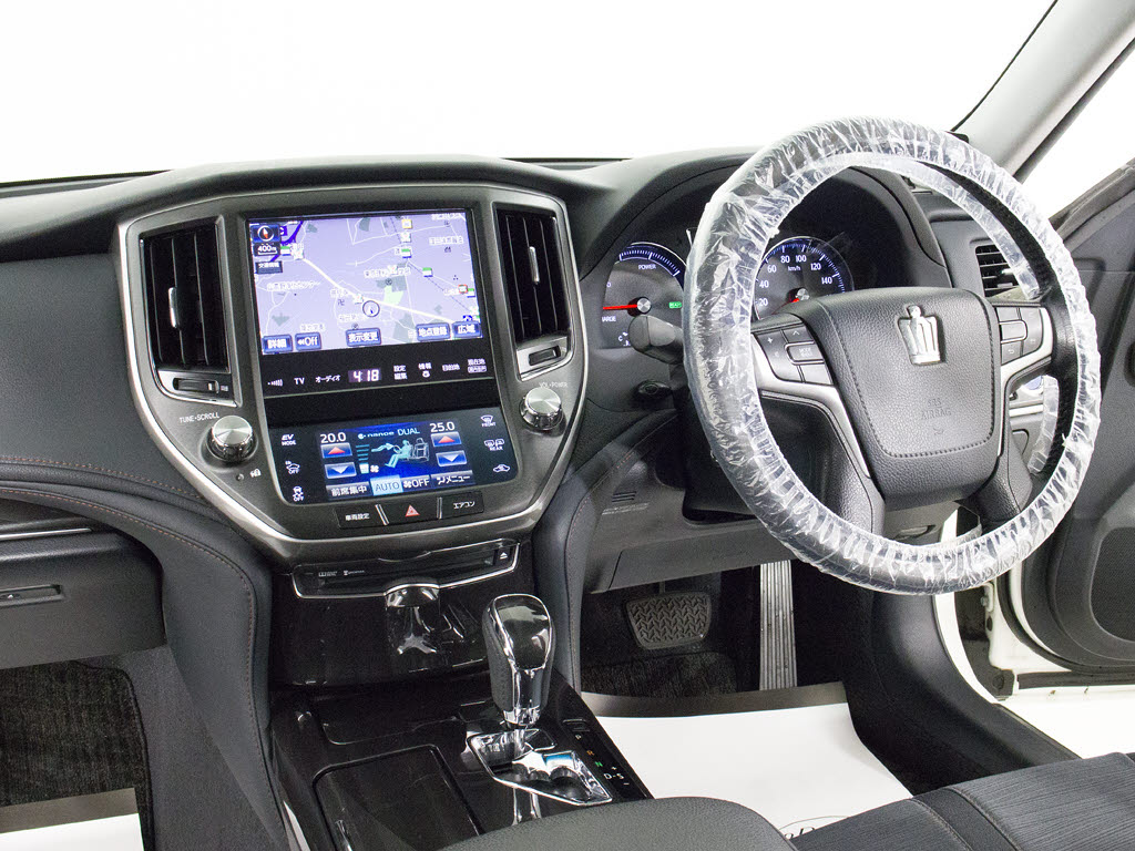 使いやすさや安全性を追求したステアリング
周り！高級車ゆえにスイッチ類が多いのも特
徴ですね！考え尽くされた配置ですぐに使い
こなす事が出来ますのでご安心下さい！是非
、体感してみて下さい！！