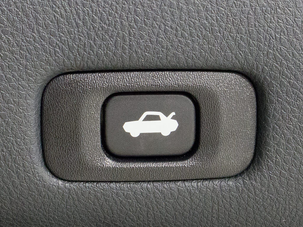 ボタン一つでトランクオープンが可能！車内
から操作できる為、非常に便利な装備の一つ
となります！