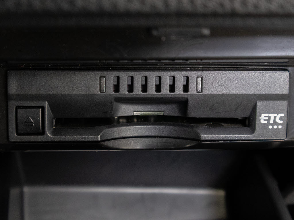 コンソール内一体型のビルトインＥＴＣ装備
！見た目の部分も良いですが、ＥＴＣカード
の盗難防止になる設置箇所です！料金所の渋
滞回避！時間帯・日によって料金の軽減を受
けられます！ストレス知らずのドライブ！