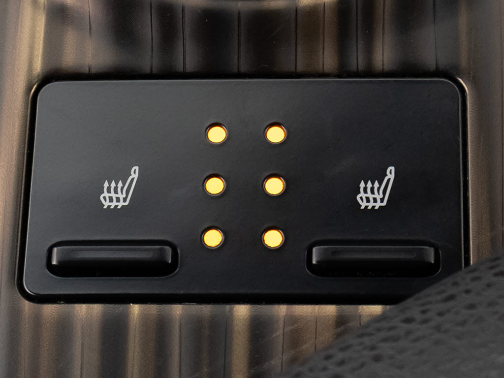 シートヒーターを装備しています！高級車な
らではの装備です！シートが暖まりますので
、寒い冬場も快適にご乗車頂けます！腰にも
優しい！お子様や女性にも嬉しい装備ですね
！！