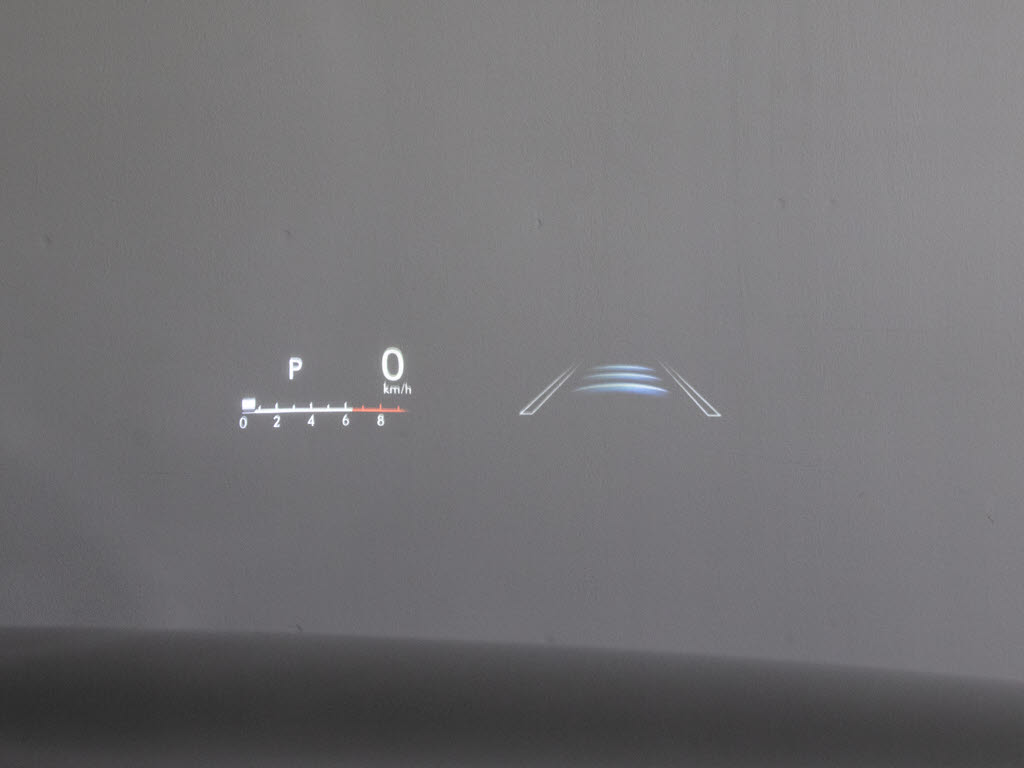 ヘッドアップディスプレイ(HUD)付！、フロ
ントウインドウガラスに運転支援システムの
作動状況や走行に関するさまざまな情報を表
示することができます。