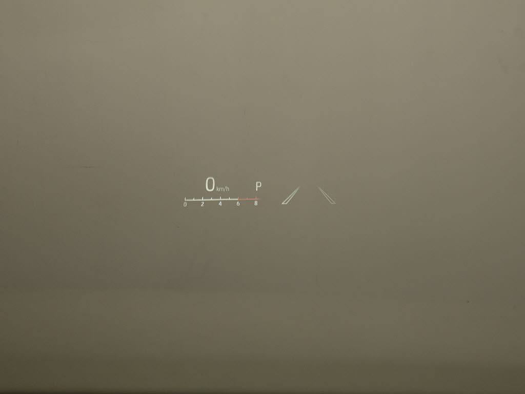 ヘッドアップディスプレイ(HUD)付！、フロ
ントウインドウガラスに運転支援システムの
作動状況や走行に関するさまざまな情報を表
示することができます。