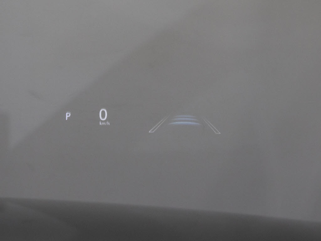 ヘッドアップディスプレイ(HUD)付！、フロ
ントウインドウガラスに運転支援システムの
作動状況や走行に関するさまざまな情報を表
示することができます。