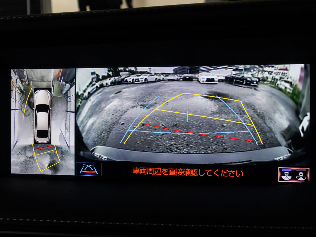 パノラミックビューモニターを装備！上から
車両を見下ろしたような映像をナビ画面に表
示できます。車両前後左右に搭載した４つの
カメラ映像を継ぎ目なく合成！目視では見え
ない部分もリアルタイムで見れます。