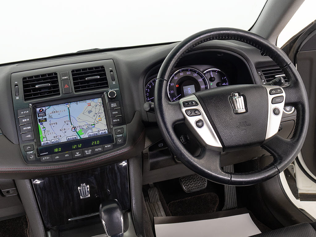 使いやすさや安全性を追求したステアリング
周り！高級車ゆえにスイッチ類が多いのも特
徴ですね！考え尽くされた配置ですぐに使い
こなす事が出来ますのでご安心下さい！是非
、体感してみて下さい！！