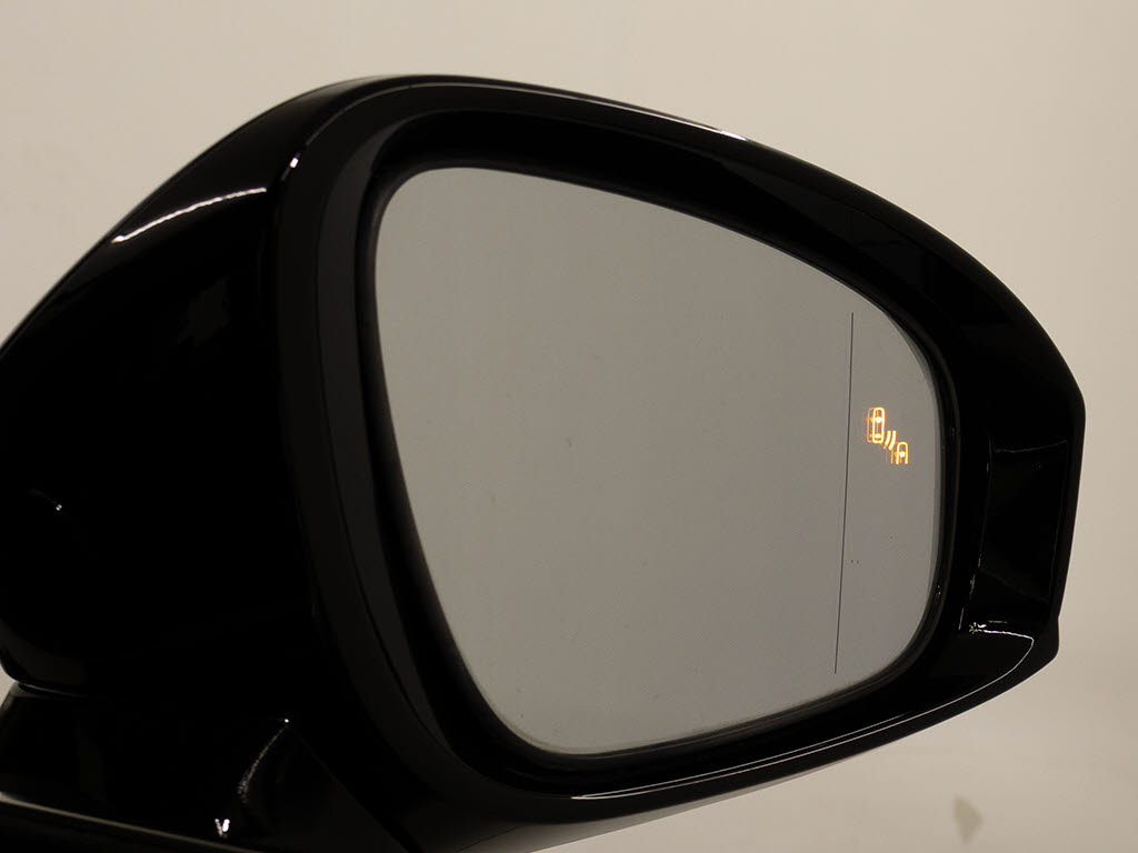 ＢＳＭ（ブラインドスポットモニタ）！隣の
車線を走る車両をレーダーで検知し、ドアミ
ラーでは確認しにくい後側方エリアに存在す
る車両に加えて、急接近してくる車両も検知
します。
