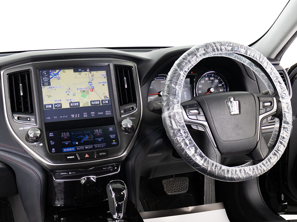 使いやすさや安全性を追求したステアリング
周り！高級車ゆえにスイッチ類が多いのも特
徴ですね！考え尽くされた配置ですぐに使い
こなす事が出来ますのでご安心下さい！是非
、体感してみて下さい！！
