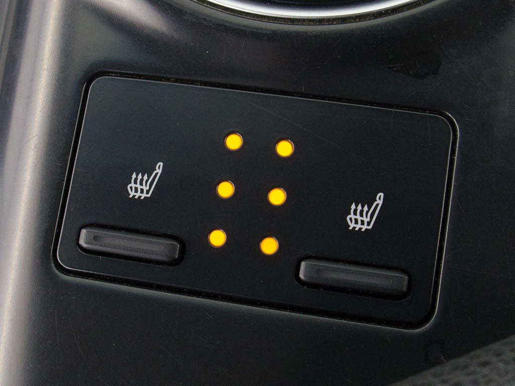 シートヒーターを装備しています！高級車な
らではの装備です！シートが暖まりますので
、寒い冬場も快適にご乗車頂けます！腰にも
優しい！お子様や女性にも嬉しい装備ですね
！！