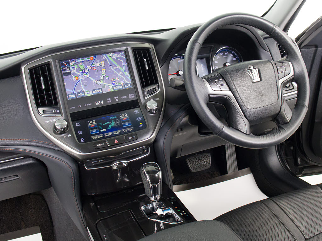 使いやすさや安全性を追求したステアリング
周り！高級車ゆえにスイッチ類が多いのも特
徴ですね！考え尽くされた配置ですぐに使い
こなす事が出来ますのでご安心下さい！是非
、体感してみて下さい！！