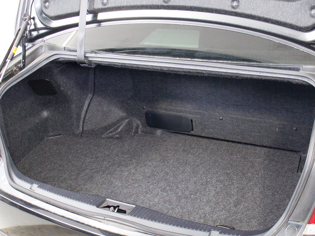 トランクが狭いと思っておりませんか？実際
は大容量トランクです！旅行等の長距離ドラ
イブも快適です！また、屋根付きスペースを
完備しておりますので、夜間でも、雨でも雪
の日だってゆっくりご覧頂けます。