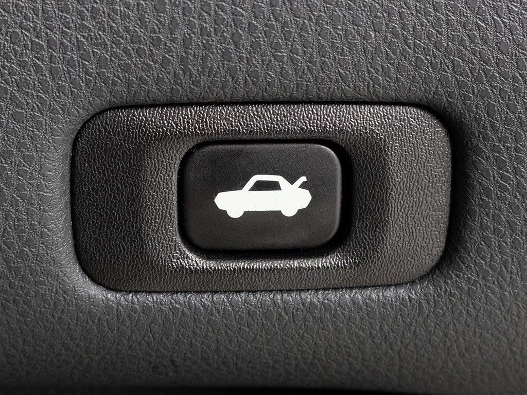 ボタン一つでトランクオープンが可能！車内
から操作できる為、非常に便利な装備の一つ
となります！