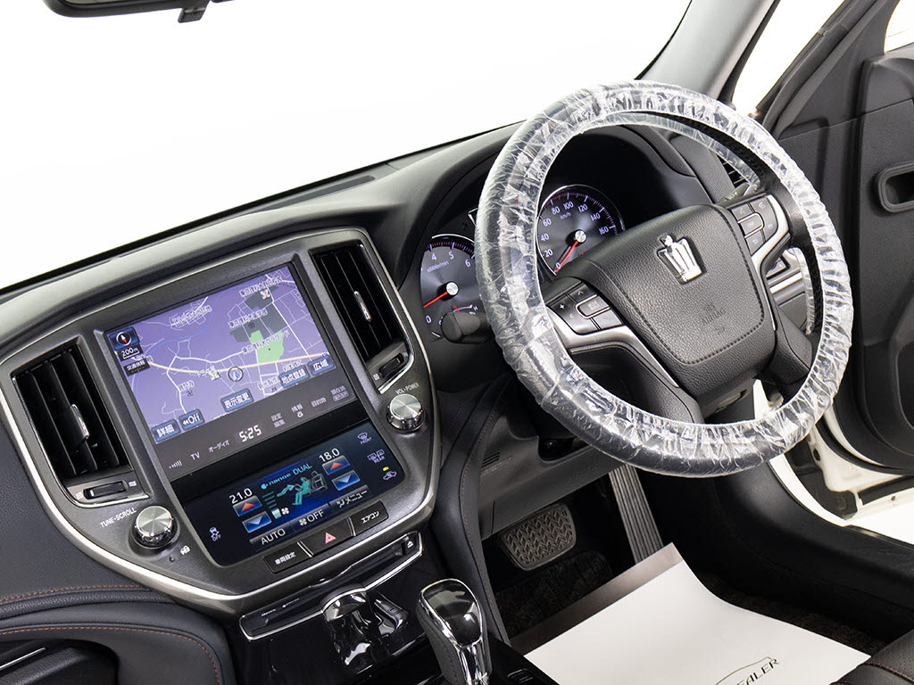 使いやすさや安全性を追求したステアリング
周り！高級車ゆえにスイッチ類が多いのも特
徴ですね！考え尽くされた配置ですぐに使い
こなす事が出来ますのでご安心下さい！是非
、体感してみて下さい！！