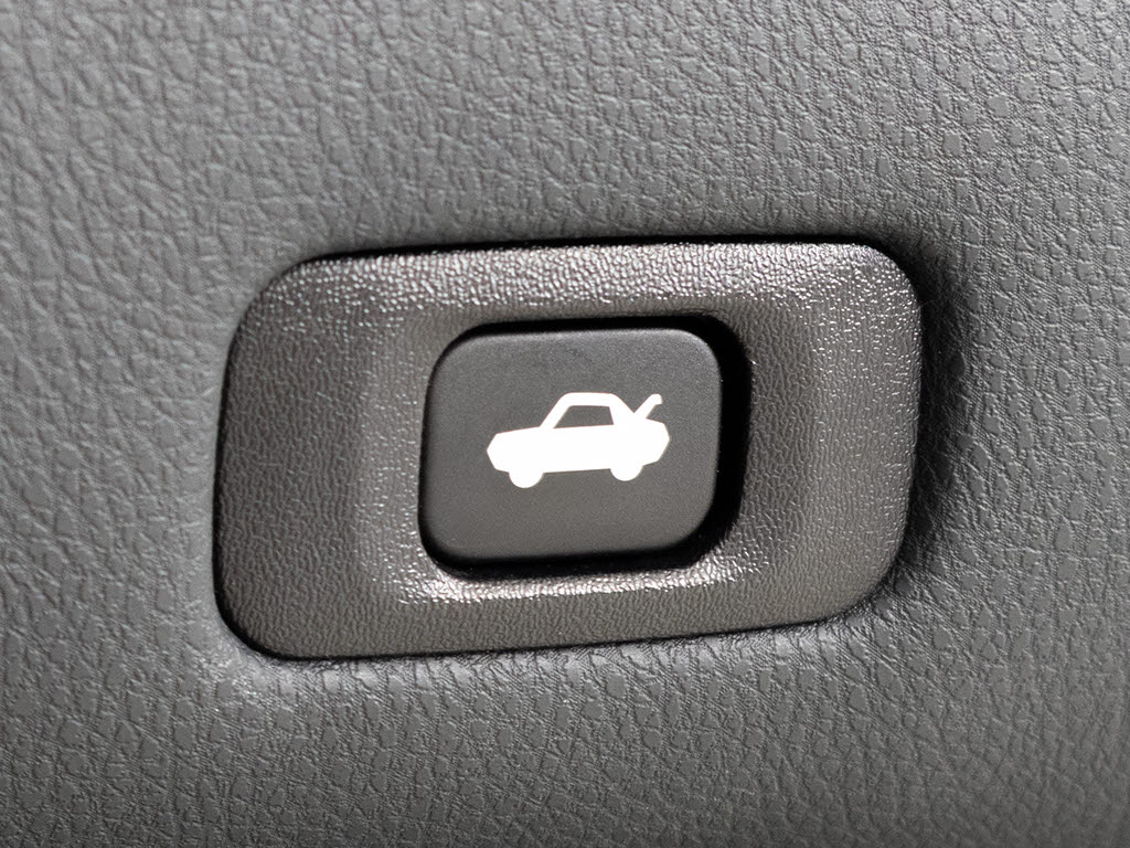 ボタン一つでトランクオープンが可能！車内
から操作できる為、非常に便利な装備の一つ
となります！