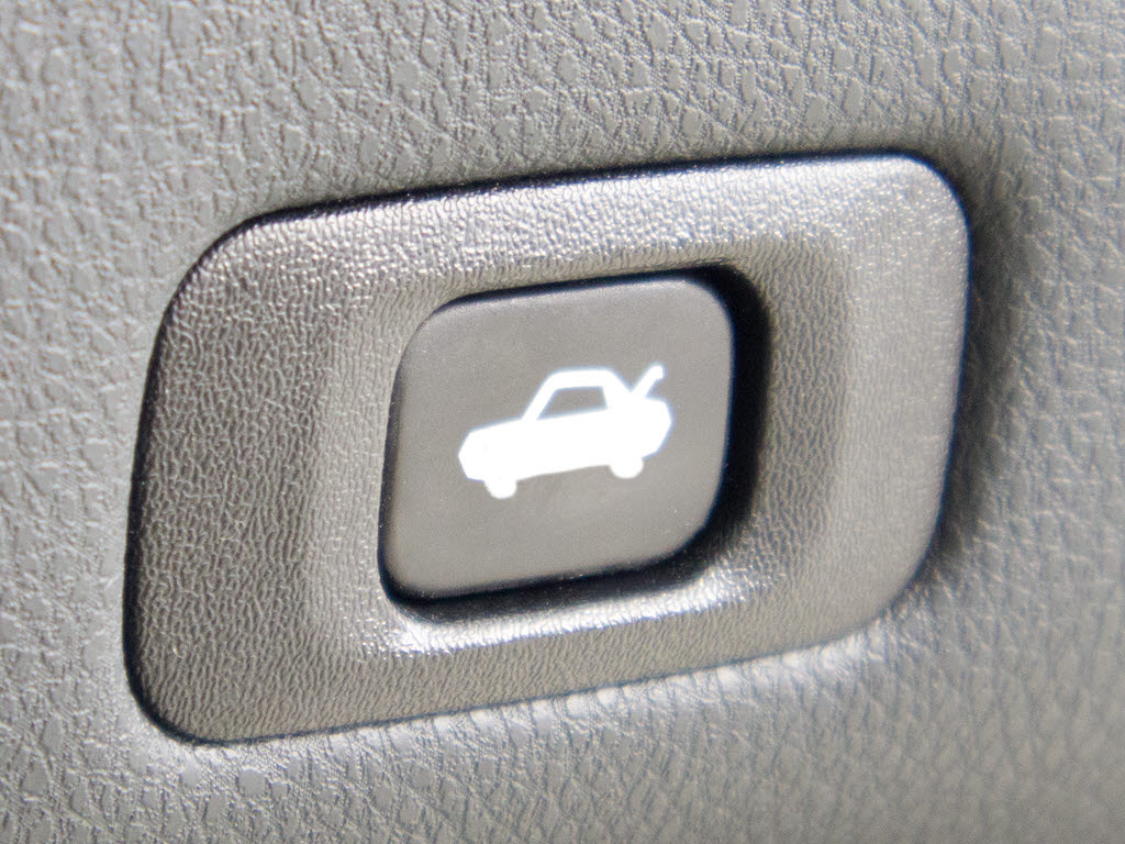 ボタン一つでトランクオープンが可能！車内
から操作できる為、非常に便利な装備の一つ
となります！