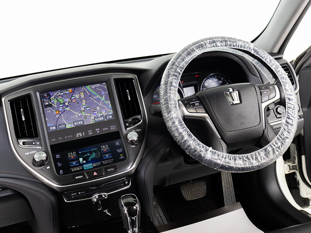 使いやすさや安全性を追求したステアリング
周り！高級車ゆえにスイッチ類が多いのも特
徴ですね！考え尽くされた配置ですぐに使い
こなす事が出来ますのでご安心下さい！是非
、体感してみて下さい！！