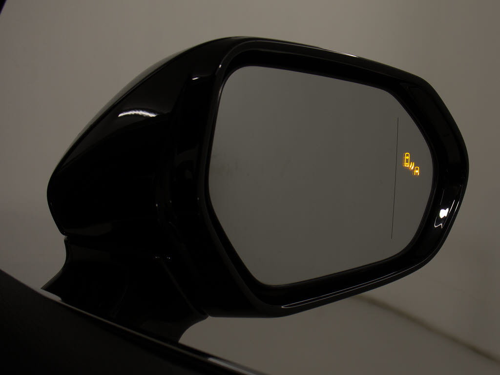 ＢＳＭ（ブラインドスポットモニタ）！隣の
車線を走る車両をレーダーで検知し、ドアミ
ラーでは確認しにくい後側方エリアに存在す
る車両に加えて、急接近してくる車両も検知
します。