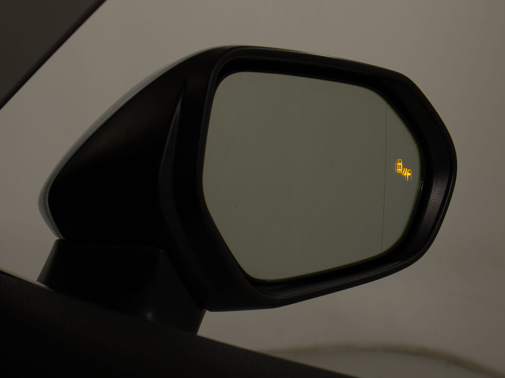 BSM（ブラインドスポット）モニター装備！
死角の車の接近をお知らせしてくれる安全装
備になります！