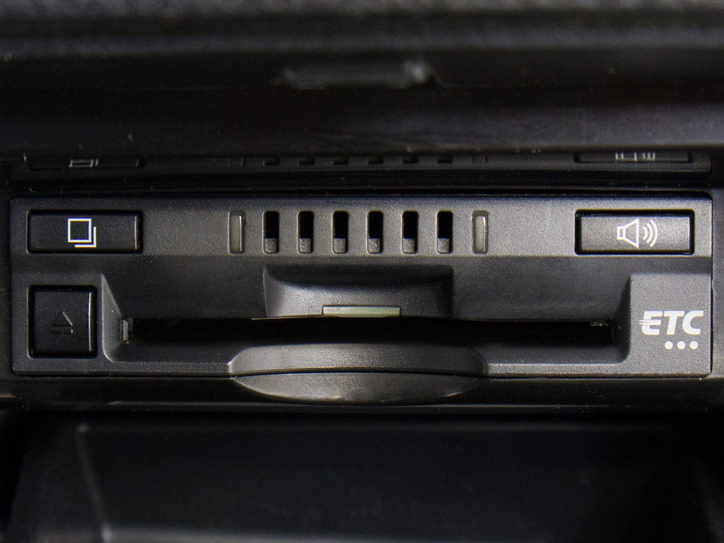コンソール内一体型のビルトインＥＴＣ装備
！見た目の部分も良いですが、ＥＴＣカード
の盗難防止になる設置箇所です！料金所の渋
滞回避！時間帯・日によって料金の軽減を受
けられます！ストレス知らずのドライブ！