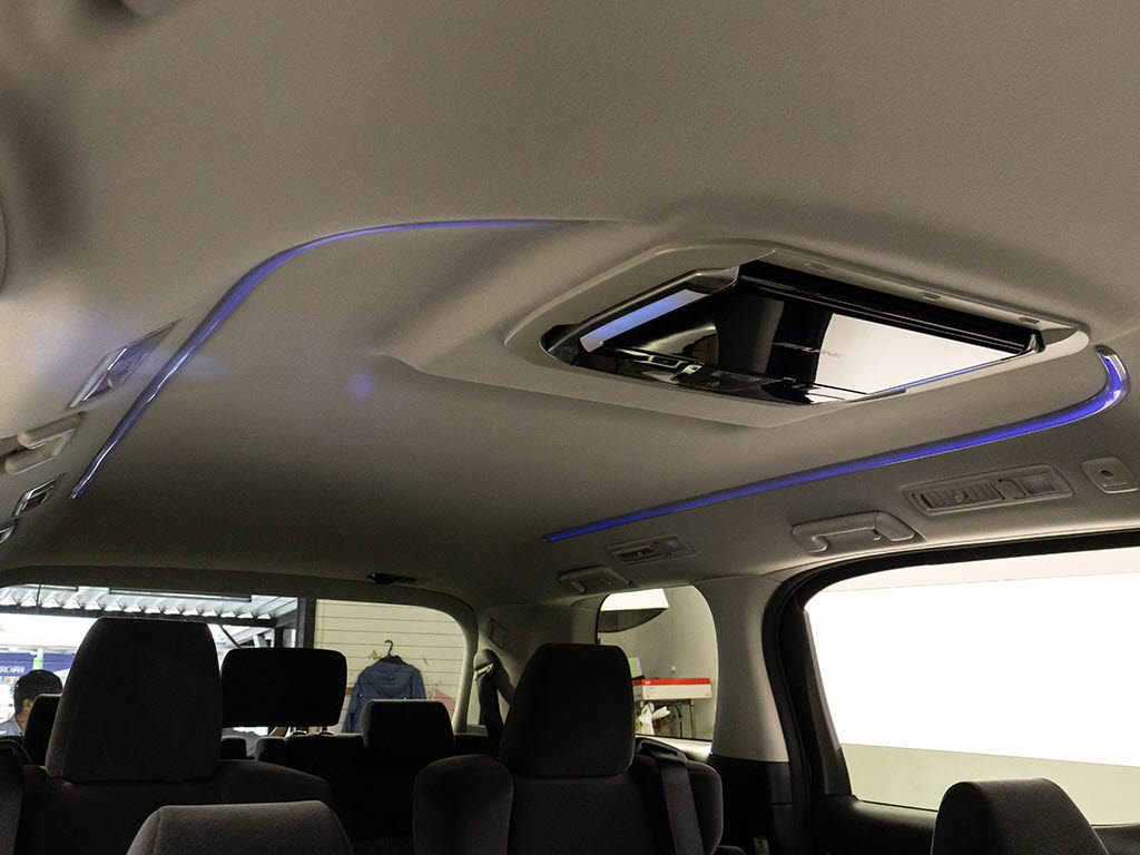 LEDルーフカラーイルミネーションが装備さ
れております！多彩なバリエーションでお好
みの室内空間を演出可能です！