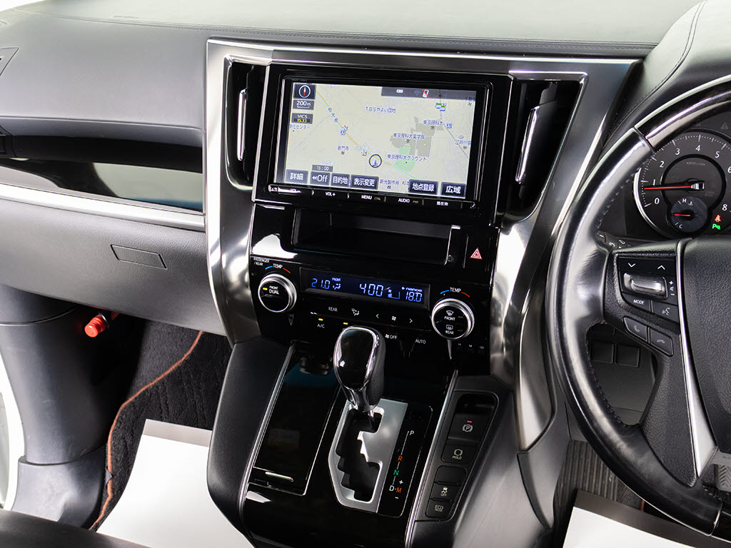 ★使いやすさや安全性を追求したステアリン
グ周り！高級車ゆえにスイッチ類が多いのも
特徴ですね！考え尽くされた配置ですぐに使
いこなす事が出来ますのでご安心下さい！是
非、体感してみて下さい！！