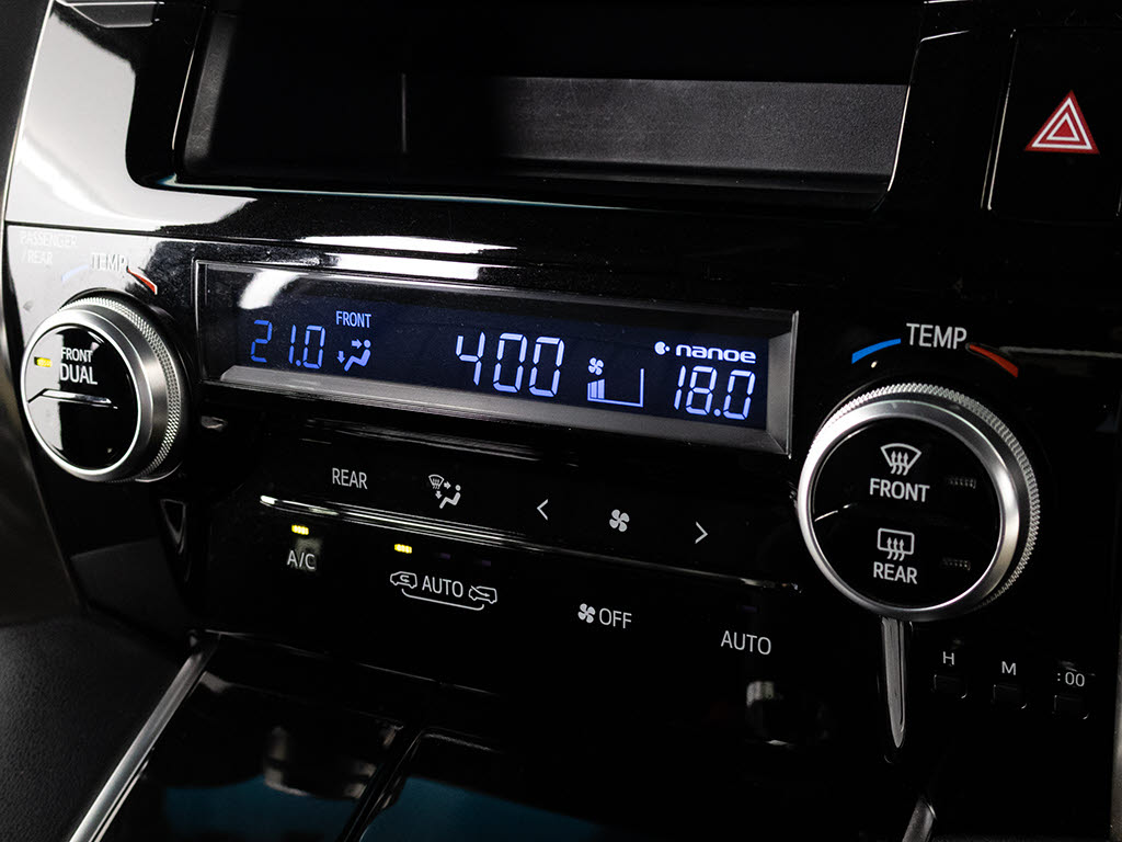 ★使いやすさや安全性を追求したステアリン
グ周り！高級車ゆえにスイッチ類が多いのも
特徴ですね！考え尽くされた配置ですぐに使
いこなす事が出来ますのでご安心下さい！是
非、体感してみて下さい！！