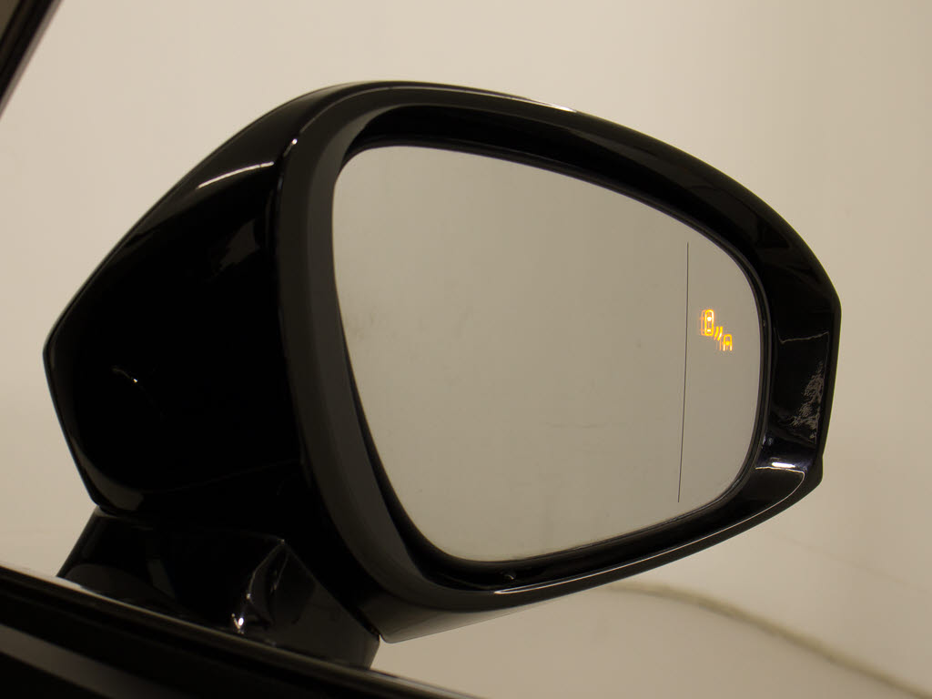 ＢＳＭ（ブラインドスポットモニタ）！隣の
車線を走る車両をレーダーで検知し、ドアミ
ラーでは確認しにくい後側方エリアに存在す
る車両に加えて、急接近してくる車両も検知
します。