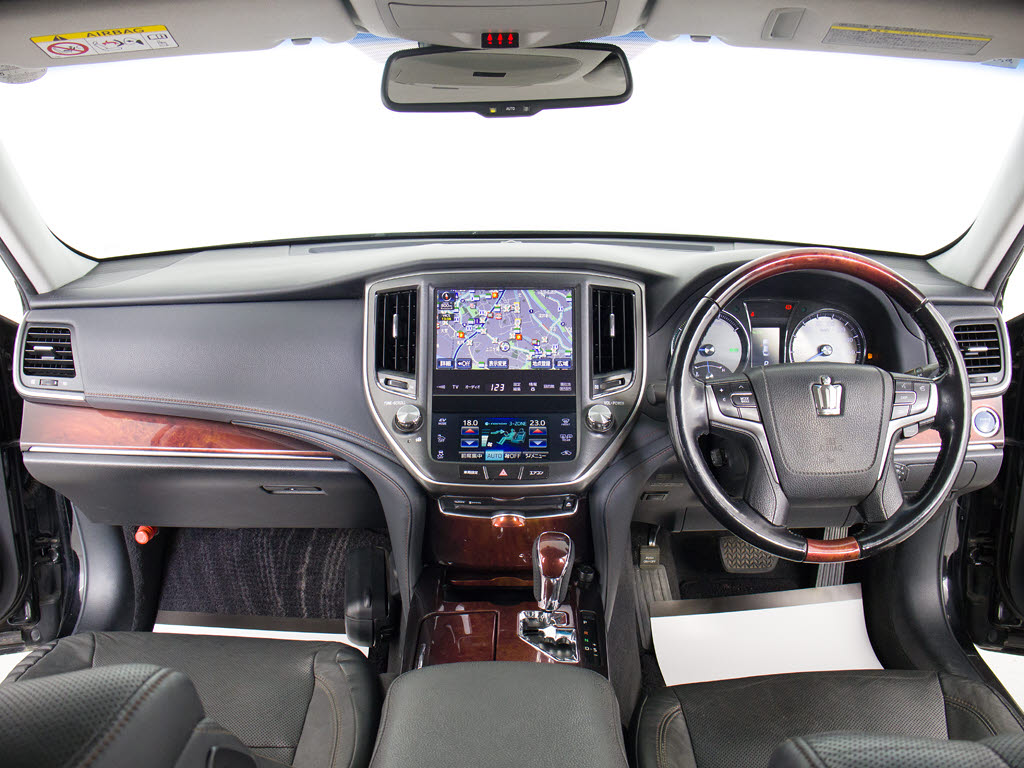 使いやすさや安全性を追求したステアリング
周り！高級車ゆえにスイッチ類が多いのも特
徴ですね！考え尽くされた配置ですぐに使い
こなす事が出来ますのでご安心下さい！是非
、体感してみて下さい！！