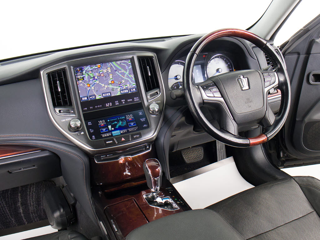 使いやすさや安全性を追求したステアリング
周り！高級車ゆえにスイッチ類が多いのも特
徴ですね！考え尽くされた配置ですぐに使い
こなす事が出来ますのでご安心下さい！是非
、体感してみて下さい！！